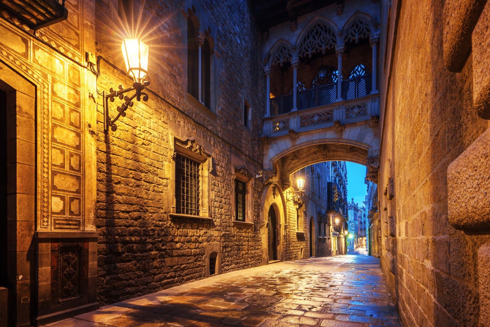 Free Gothic Quarter by Night Tour Barcelona5
