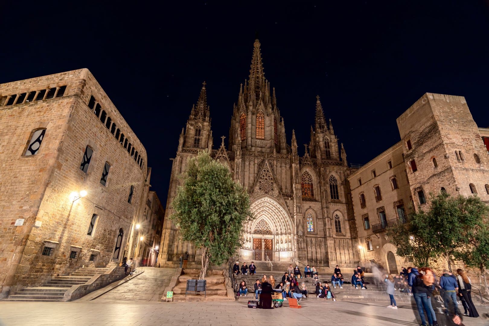 Free Gothic Quarter by Night Tour Barcelona2