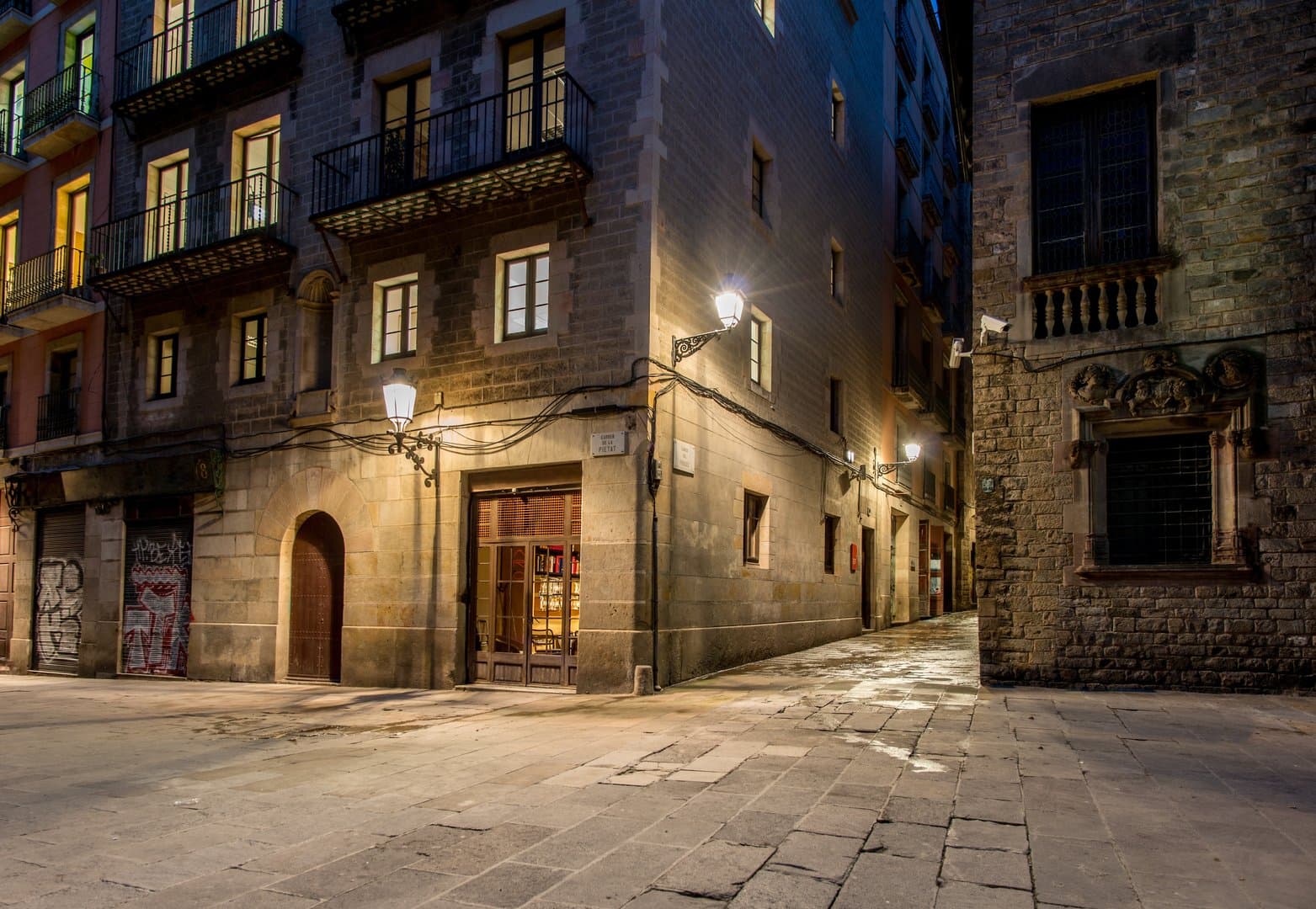 Free Gothic Quarter by Night Tour Barcelona3